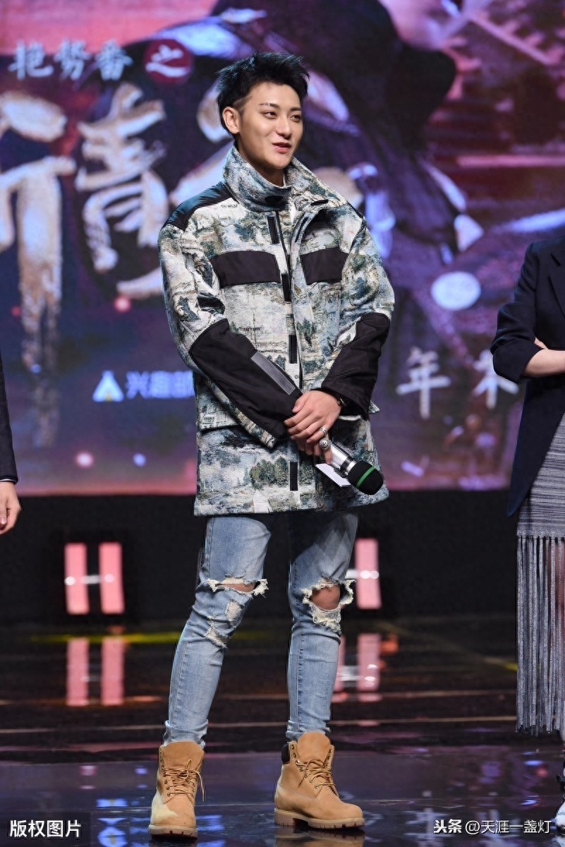 成龙讲述黄子韬片场趣事:黄子韬非常顽皮和活跃,我经常捉弄他