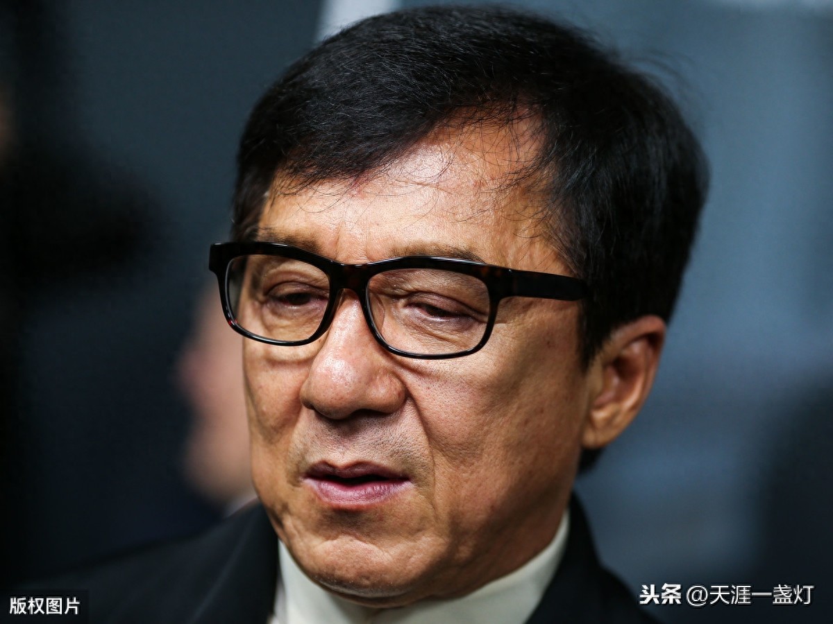 成龙讲述黄子韬片场趣事:黄子韬非常顽皮和活跃,我经常捉弄他