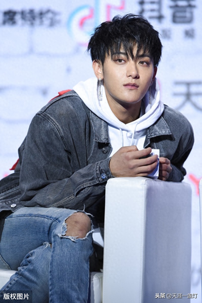 成龙讲述黄子韬片场趣事:黄子韬非常顽皮和活跃,我经常捉弄他