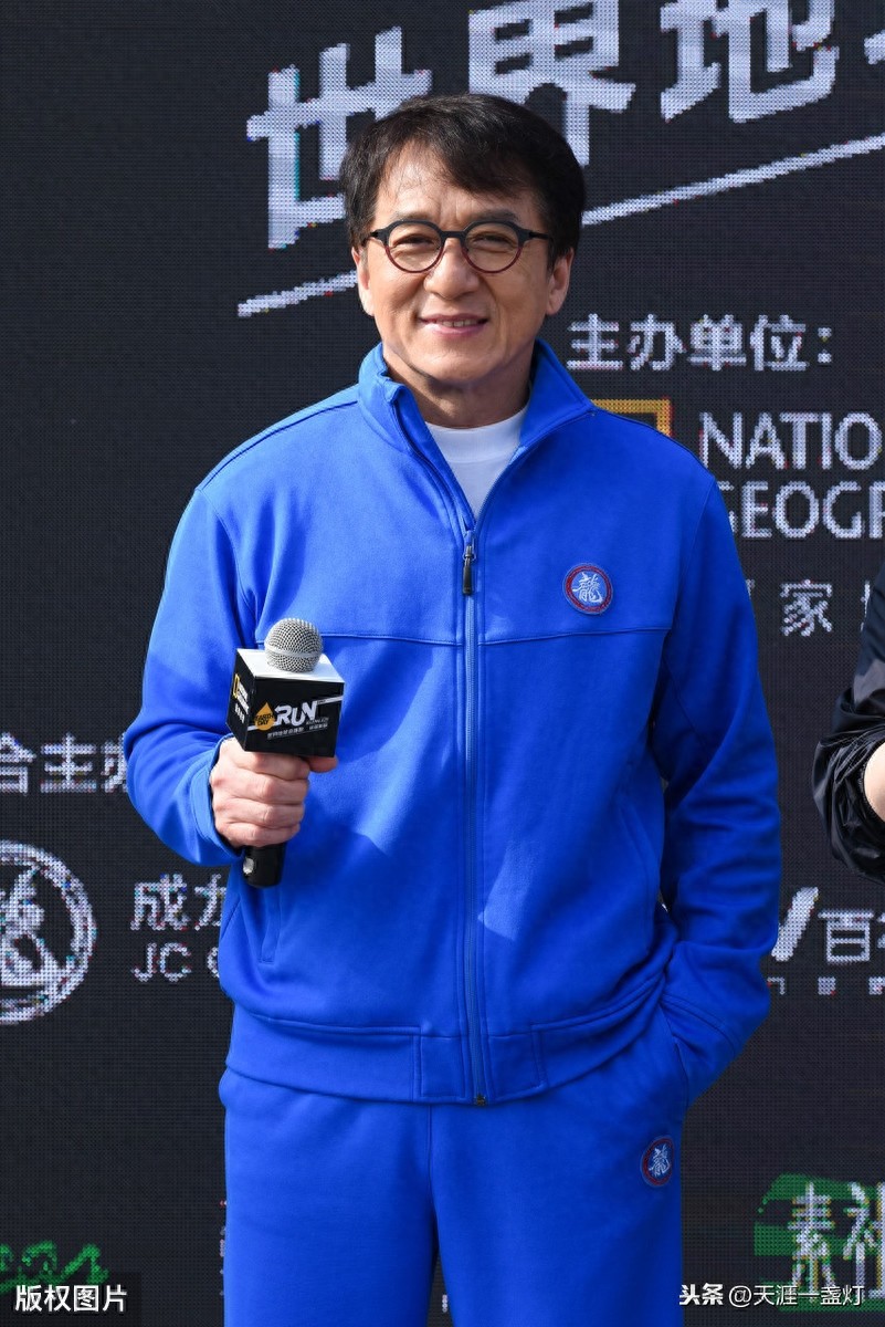 成龙讲述黄子韬片场趣事:黄子韬非常顽皮和活跃,我经常捉弄他