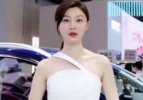 张芮尔究竟有多好看(车模一姐张芮尔生活照曝光)(3)_