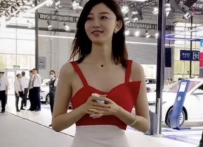 ​张芮尔究竟有多好看（车模一姐张芮尔生活照曝光）