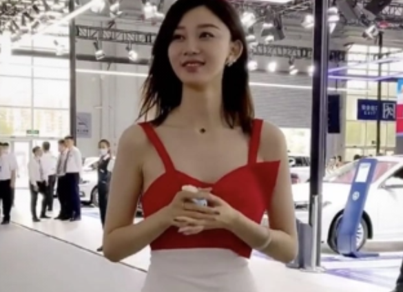 张芮尔究竟有多好看(车模一姐张芮尔生活照曝光)(1)_