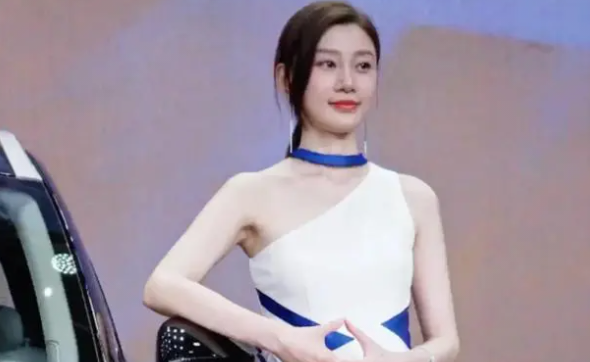 张芮尔究竟有多好看(车模一姐张芮尔生活照曝光)(2)_