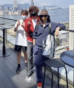 ​张柏芝晒三个儿子近照 老大老二帅气阳光老三可爱