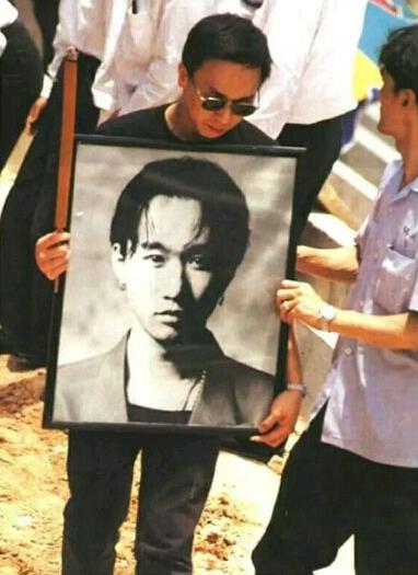 实拍黄家驹追悼会全过程：李克勤郭富城等好友到场，歌迷现场痛哭