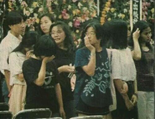 实拍黄家驹追悼会全过程：李克勤郭富城等好友到场，歌迷现场痛哭