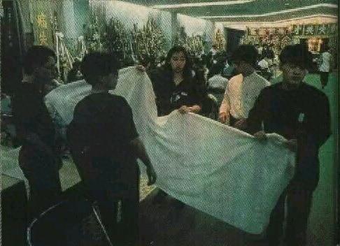 实拍黄家驹追悼会全过程：李克勤郭富城等好友到场，歌迷现场痛哭