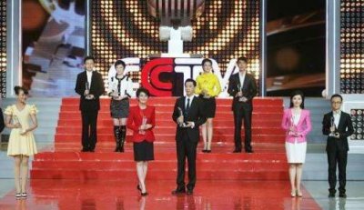 ​2009年，罗京葬礼上哭到昏厥的妻子，却转身带着儿子嫁给了富商