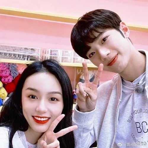 赖冠霖女朋友到底是谁？赖冠霖和周也在交往吗两人在一起约会图片