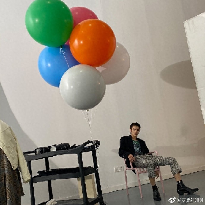 灵超发长卷发搞怪照和粉丝过情人节，五官深邃清秀十足