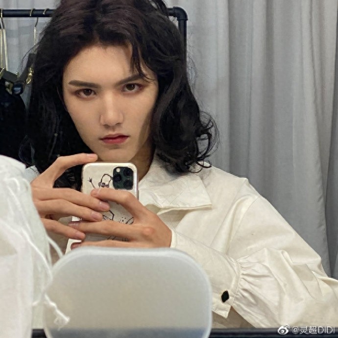 灵超发长卷发搞怪照和粉丝过情人节，五官深邃清秀十足