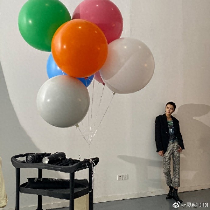 灵超发长卷发搞怪照和粉丝过情人节，五官深邃清秀十足