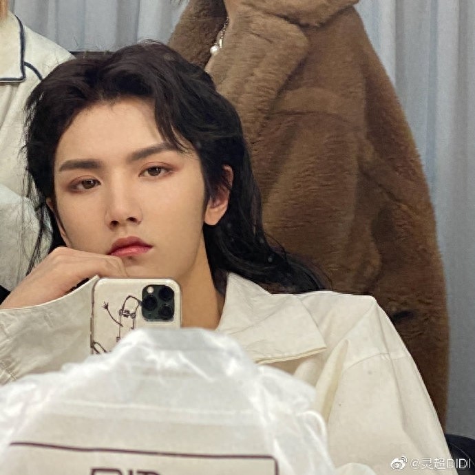 灵超发长卷发搞怪照和粉丝过情人节，五官深邃清秀十足