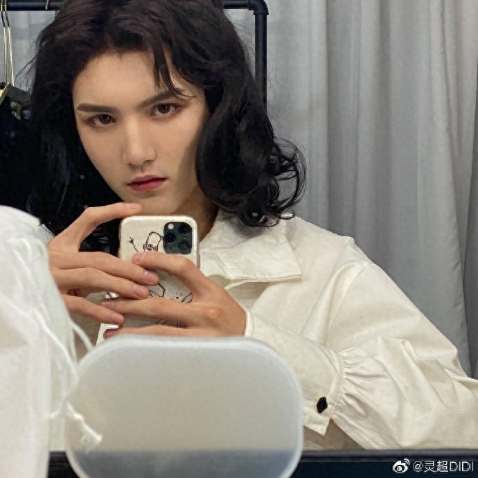灵超发长卷发搞怪照和粉丝过情人节，五官深邃清秀十足