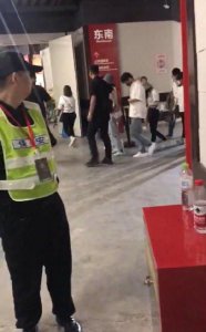 ​王俊凯看张艺兴演唱会，暖心Boy被网友赞称，好有人缘一男的