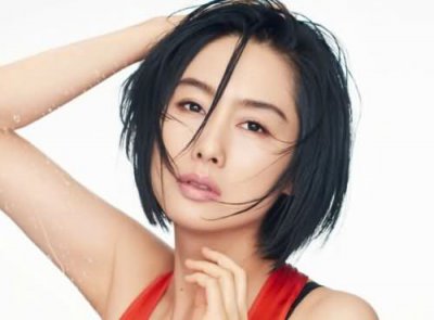 ​朱茵拍性感写真登上男人装太撩人