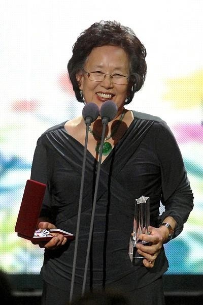 韩国“奶奶专业户”罗文姬