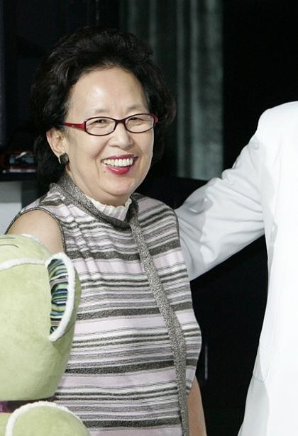 韩国“奶奶专业户”罗文姬