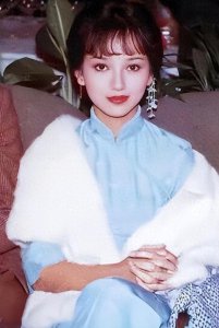 ​网友偶遇71岁赵雅芝，脸部松弛臀部明显下沉，不老女神真老了