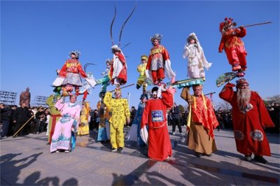 ​商丘火神台“文化大餐”燃爆春节 非遗肘歌、喷火、舞龙、英歌舞轮番上演
