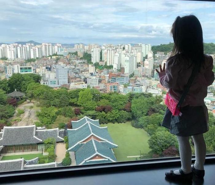 汤唯罕见晒女儿照，如今亭亭玉立，论女孩的正确养育方式