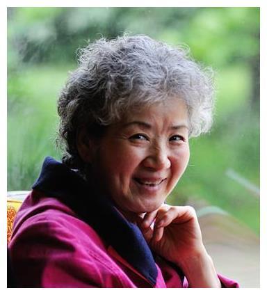 她51岁才走红,长相被张艺谋说不像演员,母亲专业户却一生无子