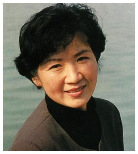 她51岁才走红,长相被张艺谋说不像演员,母亲专业户却一生无子