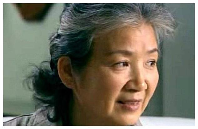 她51岁才走红,长相被张艺谋说不像演员,母亲专业户却一生无子
