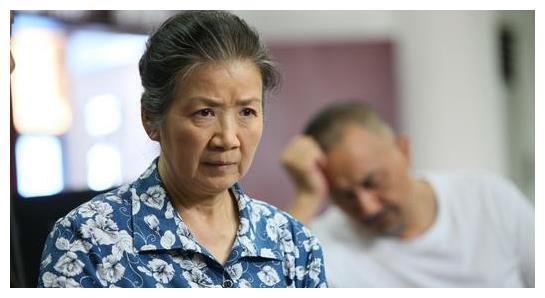 她51岁才走红,长相被张艺谋说不像演员,母亲专业户却一生无子