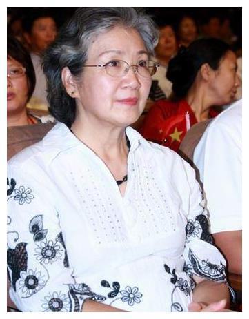 她51岁才走红,长相被张艺谋说不像演员,母亲专业户却一生无子