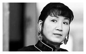 她51岁才走红,长相被张艺谋说不像演员,母亲专业户却一生无子