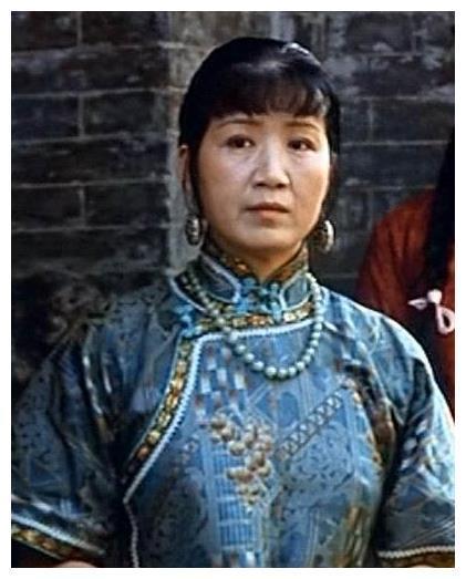 她51岁才走红,长相被张艺谋说不像演员,母亲专业户却一生无子