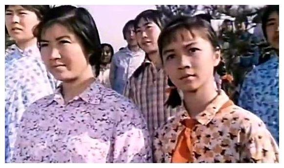 她51岁才走红,长相被张艺谋说不像演员,母亲专业户却一生无子