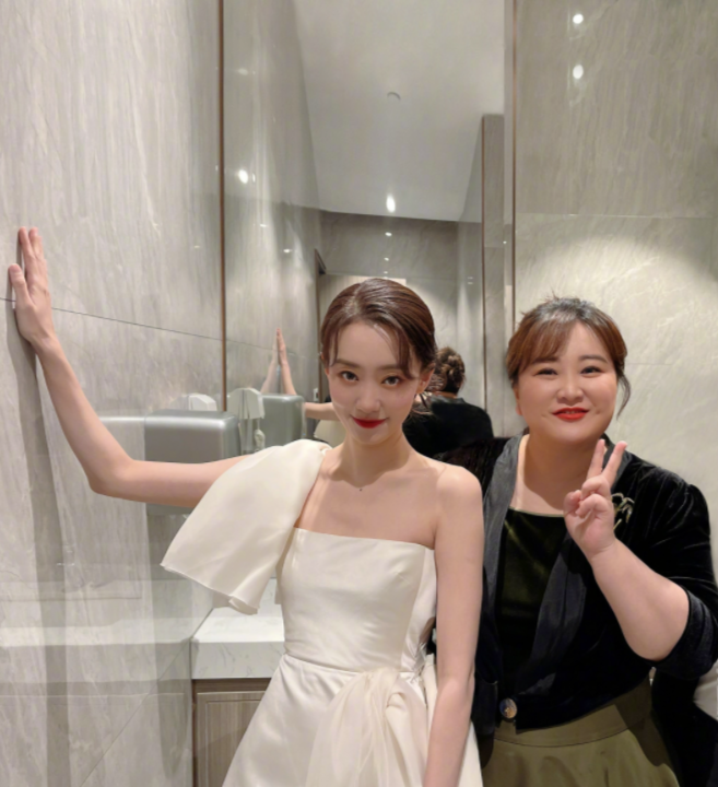 贾玲为张小斐庆生,直喊对方是公司一姐!曾在小斐困难时慷慨借钱