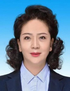 ​李少莉事情发生后，网友怀疑学历是伪造的，一查发现其势力不简单