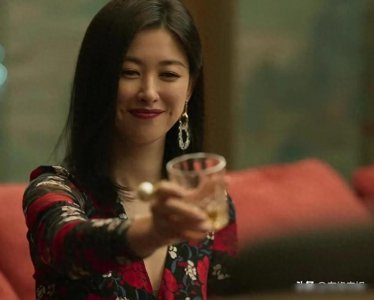 ​动了谁的蛋糕？刘亦菲惨遭P图，耳朵拉到后脑勺，翘鼻都变猪鼻