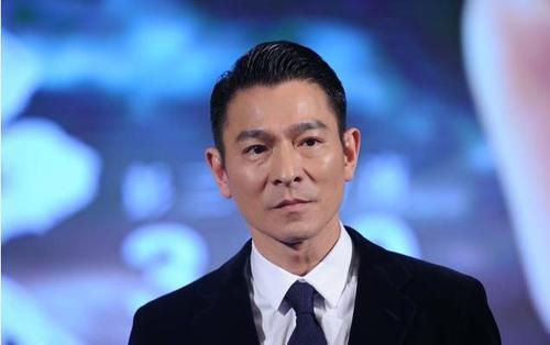 56岁刘德华的全家照曝光, 妻子素颜沧桑, 五岁的女儿是一个美人！