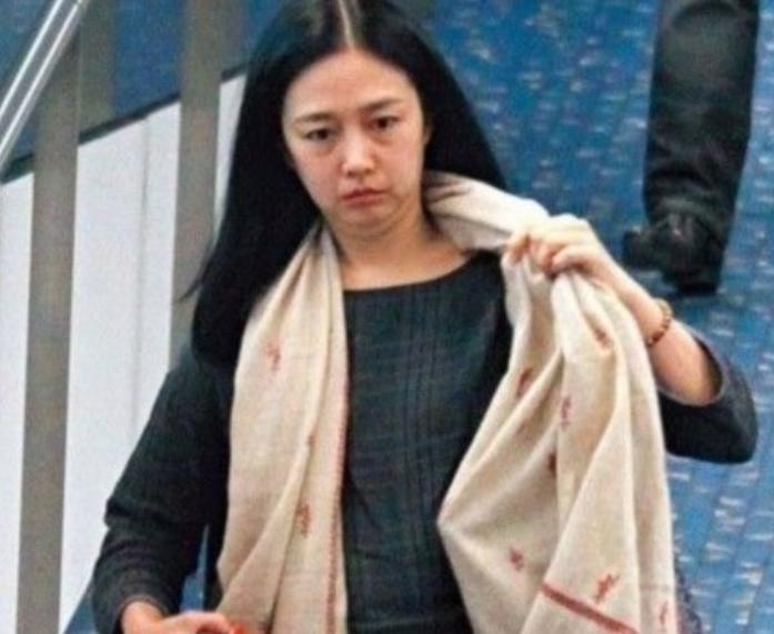 56岁刘德华的全家照曝光, 妻子素颜沧桑, 五岁的女儿是一个美人！