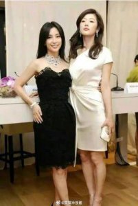 ​李冰冰全智贤同框，两大女神颜值PK，站姿揭示谁更美？