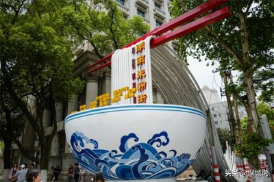 ​湖南米粉是知名小吃，长沙有条“嗦粉街”，名店云集吸引游客排队