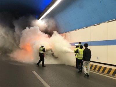 ​车辆隧道内起火！济南交警秒变“消防员”救火除险情