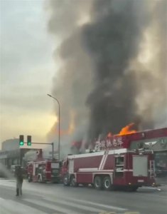 ​大连两家汽车门店失火，店内兰博基尼被烧，负责人受伤送医