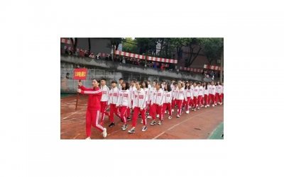 ​奶奶在学校门口炸土豆片，惊吓中一锅沸油打翻，2岁孙女痛心惨叫