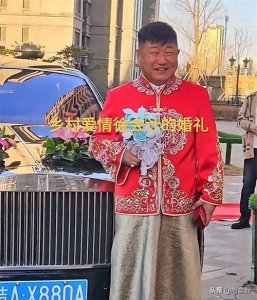 ​赵本山徒弟董三毛大婚，迎娶小8岁娇妻，现场豪车开道，引发争议