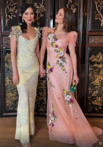 ​邓文迪现身MetGala，中规中矩却也点题，还有大女儿相伴