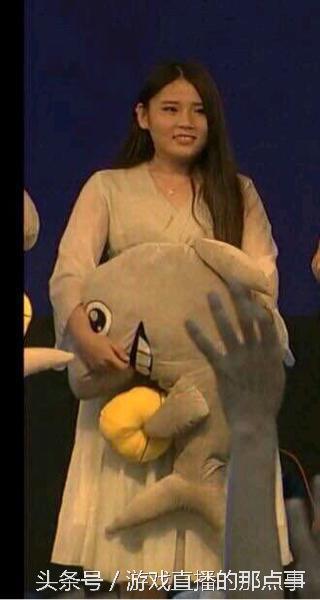 斗鱼一姐见光死！酥酥变丑酥，还有一个胖提莫