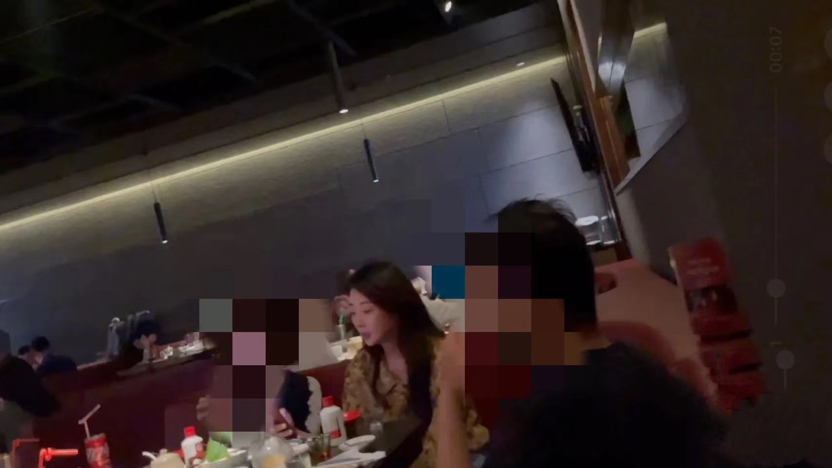 殷桃外出聚餐被偶遇，满脸通红身材火辣，桌上摆多瓶茅台酒显豪横