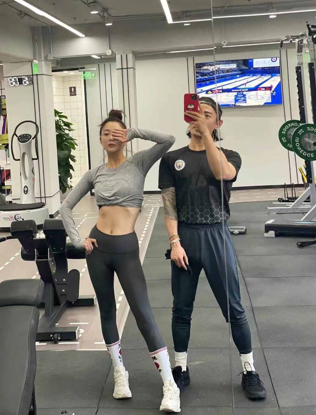 殷桃外出聚餐被偶遇，满脸通红身材火辣，桌上摆多瓶茅台酒显豪横