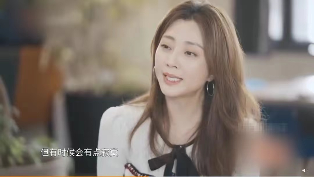 殷桃外出聚餐被偶遇，满脸通红身材火辣，桌上摆多瓶茅台酒显豪横